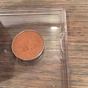MAC eyeshadow in Antiqued.